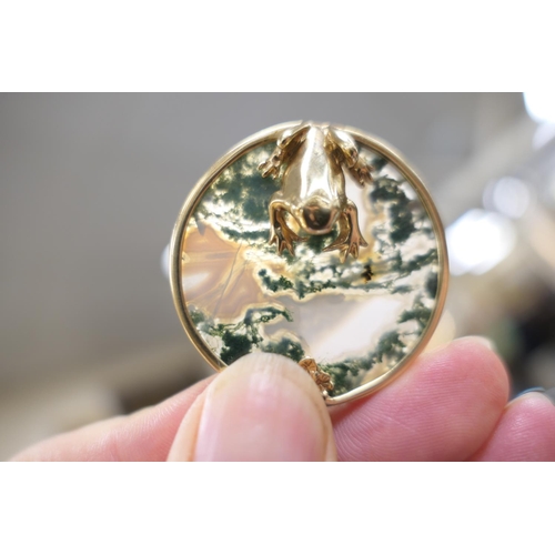 426 - 9ct gold moss agate pendant, worked with a frog at its base, 45mm