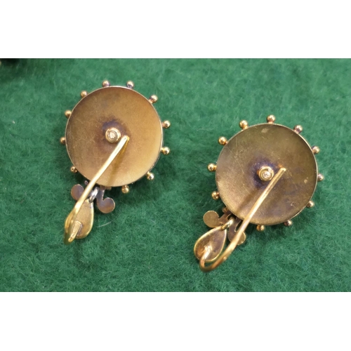 370 - Victorian yellow gold parure, circa 1880, comprising circular target brooch worked with cannetille a... 