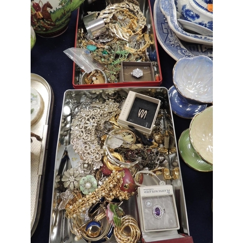 145 - Assorted costume jewellery including multiple brooches, rings, small number of necklaces etc.