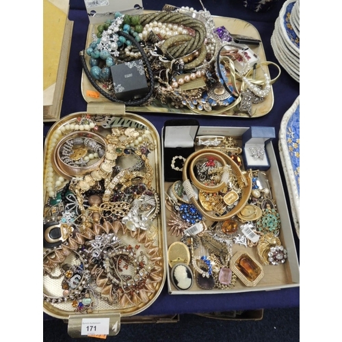 171 - Assorted costume jewellery including some bold necklaces, quantity of brooches etc.