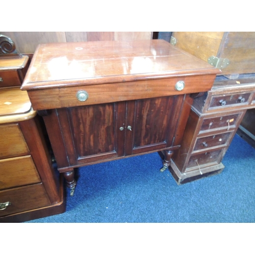 578 - 19th Century mahogany gentleman's washstand with lift-up top raised on turned legs, width 79cm, dept... 