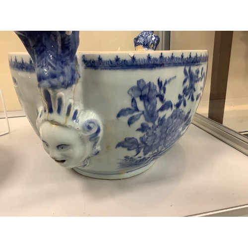 209 - Chinese export blue and white tureen and cover, Qianlong (1736-95), height 29cm, length 33cm