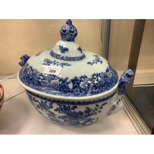 209 - Chinese export blue and white tureen and cover, Qianlong (1736-95), height 29cm, length 33cm