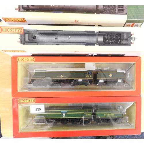 139 - Hornby 00 gauge, limited edition, Battle of Britain Class, 'Kenley' (boxed); also Hornby 00 gauge, e... 