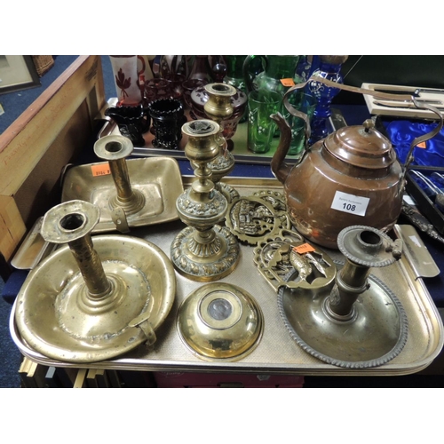 108 - Small amount of metal wares including copper kettle, candlesticks, horse brasses etc.