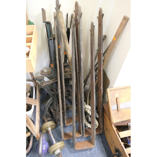 476 - Assorted vintage heavy metalware including tester bed brass curtain rails, bench stands etc.