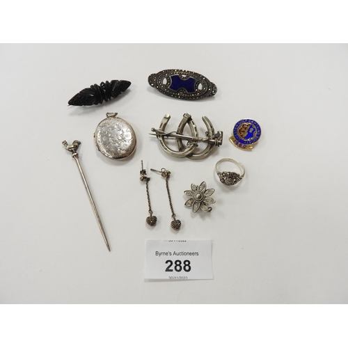 288 - Small assortment of Victorian and later costume jewellery including some silver