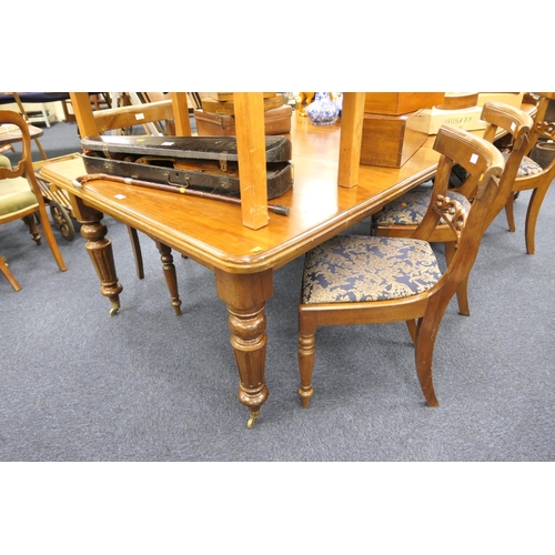 520 - Victorian mahogany wind-out dining table with two additional leaves, when closed 152cm x 120cm, with... 