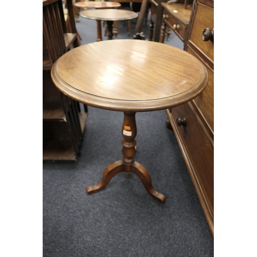 541 - Victorian mahogany pedestal tripod table