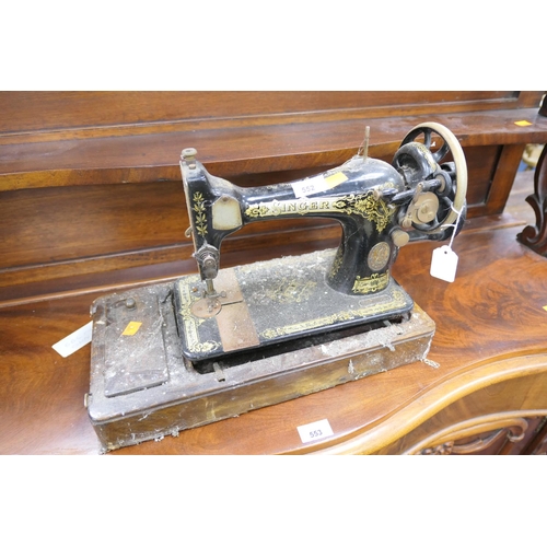 552 - Vintage Singer sewing machine