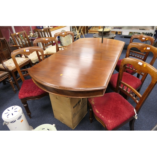 599 - Victorian mahogany extending pedestal dining table, length when extended 177cm, width 90cm, together... 