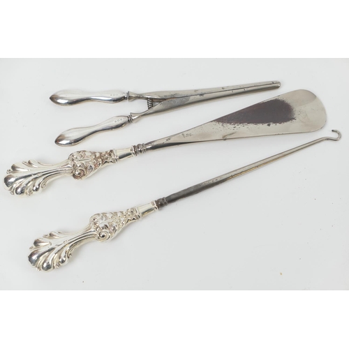 174 - Edwardian silver mounted shoehorn and button hook, Birmingham 1905; also silver handled glove stretc... 