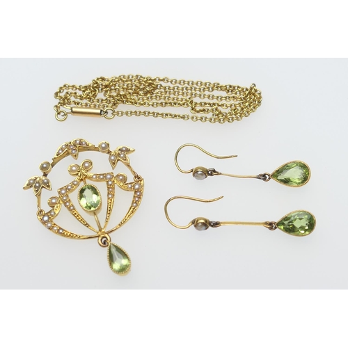 266 - Attractive Edwardian 15ct gold peridot and pearl parure, comprising an articulated openwork pendant ... 