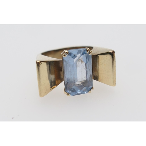 278 - Modernist aquamarine dress ring in 18ct yellow gold ring, rectangular cut stone measuring approx. 12... 