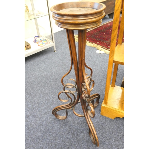 625 - Austrian bentwood jardiniere stand, attributed to Thonet, the dished top over three bentwood bracket... 