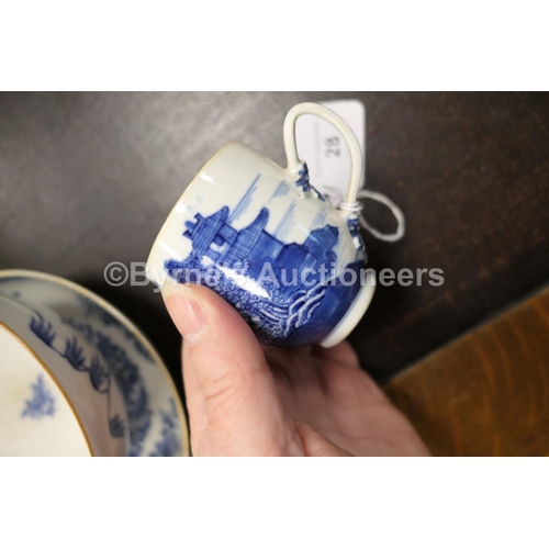 28 - Chinese blue and white teapot and cover, early 19th Century (with damages), height 16.5cm; also a Ch... 