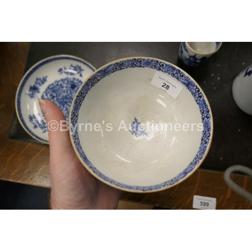 28 - Chinese blue and white teapot and cover, early 19th Century (with damages), height 16.5cm; also a Ch... 