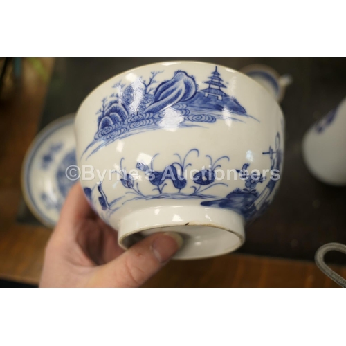 28 - Chinese blue and white teapot and cover, early 19th Century (with damages), height 16.5cm; also a Ch... 