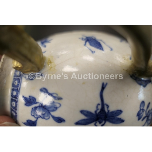 28 - Chinese blue and white teapot and cover, early 19th Century (with damages), height 16.5cm; also a Ch... 