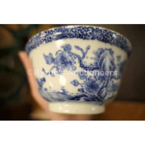 28 - Chinese blue and white teapot and cover, early 19th Century (with damages), height 16.5cm; also a Ch... 