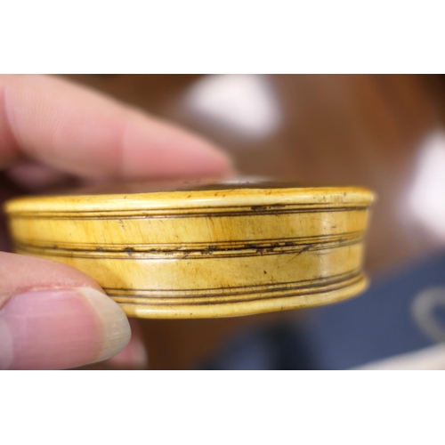 372 - George III horn snuff box, dated 1798, oval form inscribed 'Ed Humphreys', 9cm x 5cm