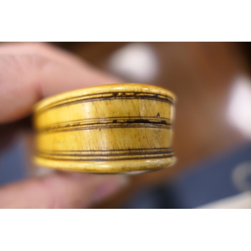 372 - George III horn snuff box, dated 1798, oval form inscribed 'Ed Humphreys', 9cm x 5cm