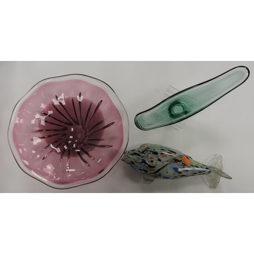 132 - Spangled glass fish ornament, also a Murano amethyst glass flared bowl and a green glass bowl (3)