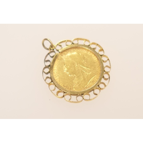 236 - Victorian sovereign 1900 in a 9ct gold wirework pendant mount, gross weight 10.6 g