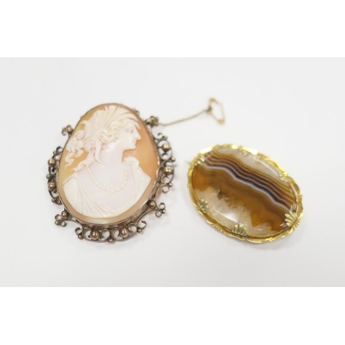 256 - Fine Victorian agate brooch in unmarked gold frame, 45mm; also a carved shell cameo brooch with scro... 