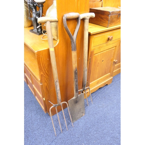 440 - Spear & Jackson 'Never Bend' No. 1 spade and two wooden handled garden forks (3)