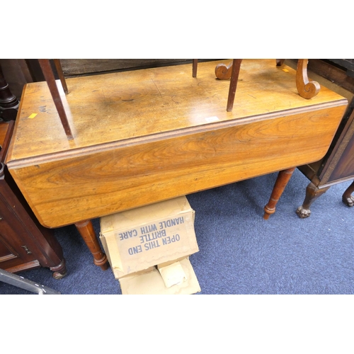 466 - Victorian mahogany Pembroke table fitted with a single drawer, width 107cm