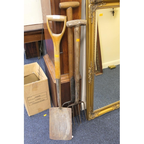 493 - Wooden handled spade and two forks (3)