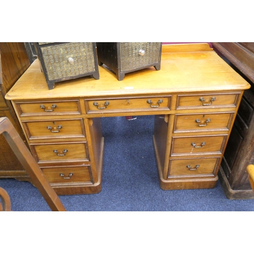 520 - Victorian mahogany kneehole desk, width 118cm, depth 52cm, height 77cm