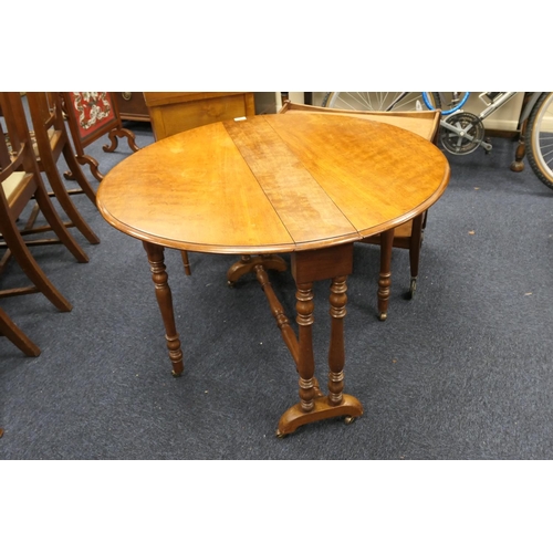 532 - Victorian mahogany Sutherland table, circa 1870, width 90cm, depth 17.5cm, the leaves 43cm, height 6... 