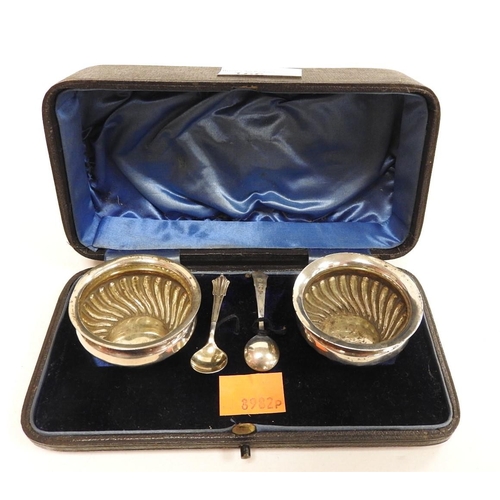 166 - Cased pair of silver salts, Chester 1901, with a pair of non-matching silver salt spoons