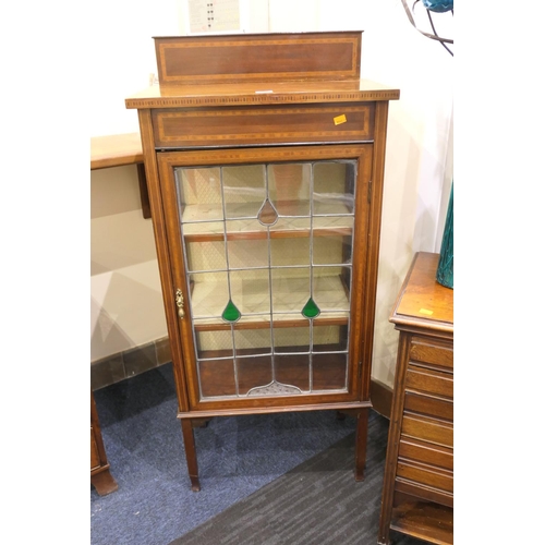 511 - Edwardian mahogany and satin wood banded display cabinet with leaded glass door and two shelves,( gl... 