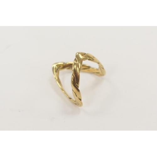 289 - 9ct gold 'v' shaped ring, weight 3.4g