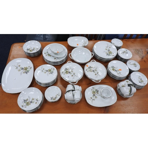 100 - Extensive Japanese porcelain dinner service in the Deauville pattern (approx. 96 pieces)