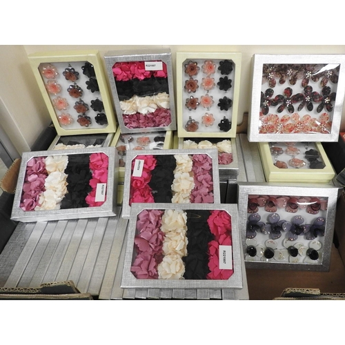 98 - Multiple boxes of fashion flower scarf rings