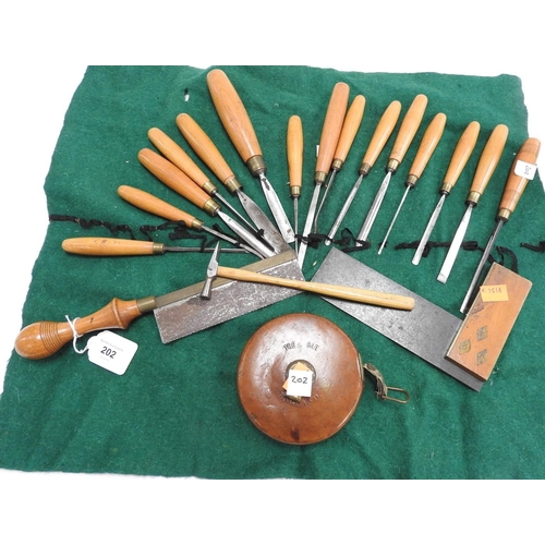 202 - Mixed woodworking tools including an assortment of carpenter's scrolling chisels, set square, small ... 