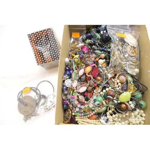 303 - Assortment of costume jewellery