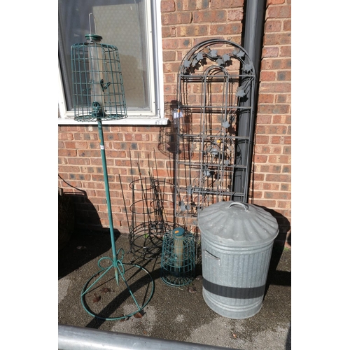 495 - Garden metal climbing frames, also a free standing bird feeder with squirrel guard, a hanging feeder... 