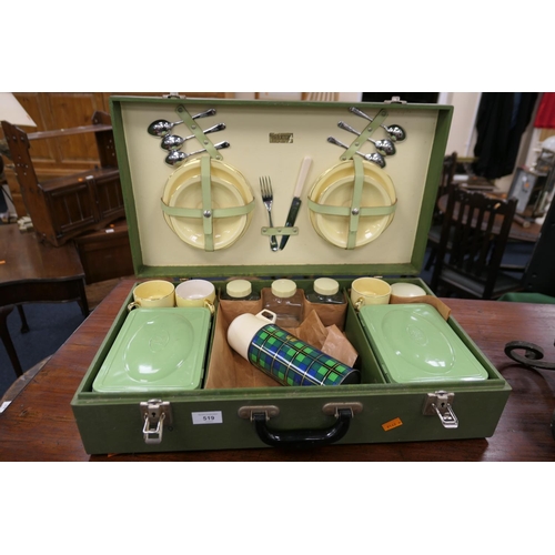 519 - Brexton vintage picnic hamper