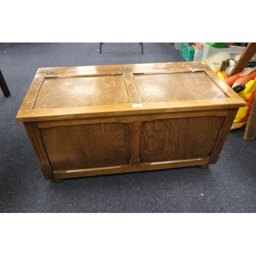 558 - Oak and elm blanket chest