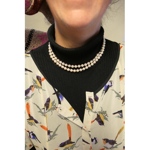 366 - Cultured pearl necklace, having two rows of uniformly sized and coloured pearls, each approx. 7mm di... 