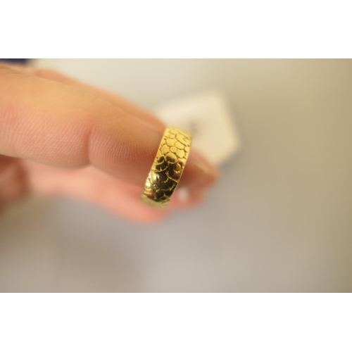 400 - 18ct gold belt ring, London 1884, foliate engraved throughout, size P, weight approx. 6.2g