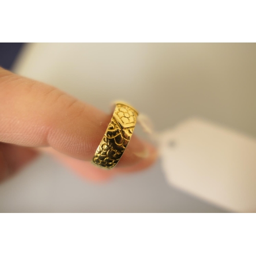 400 - 18ct gold belt ring, London 1884, foliate engraved throughout, size P, weight approx. 6.2g