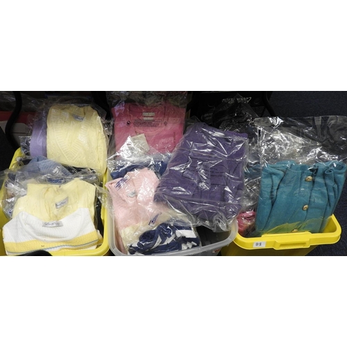 83 - Quantity of ladies' pullovers and cardigans