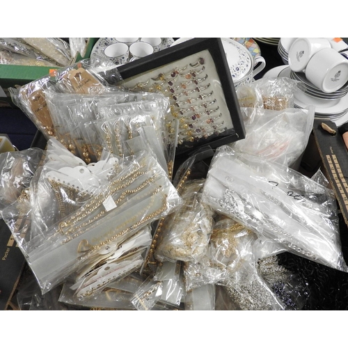 94 - Quantity of fashion jewellery, principally chains and rings