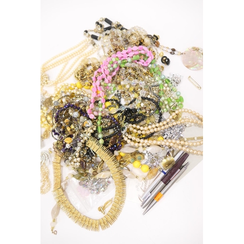 417 - Assortment of costume jewellery